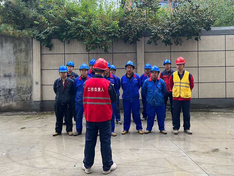 冒雨奋战保送电，坚守岗位显担当